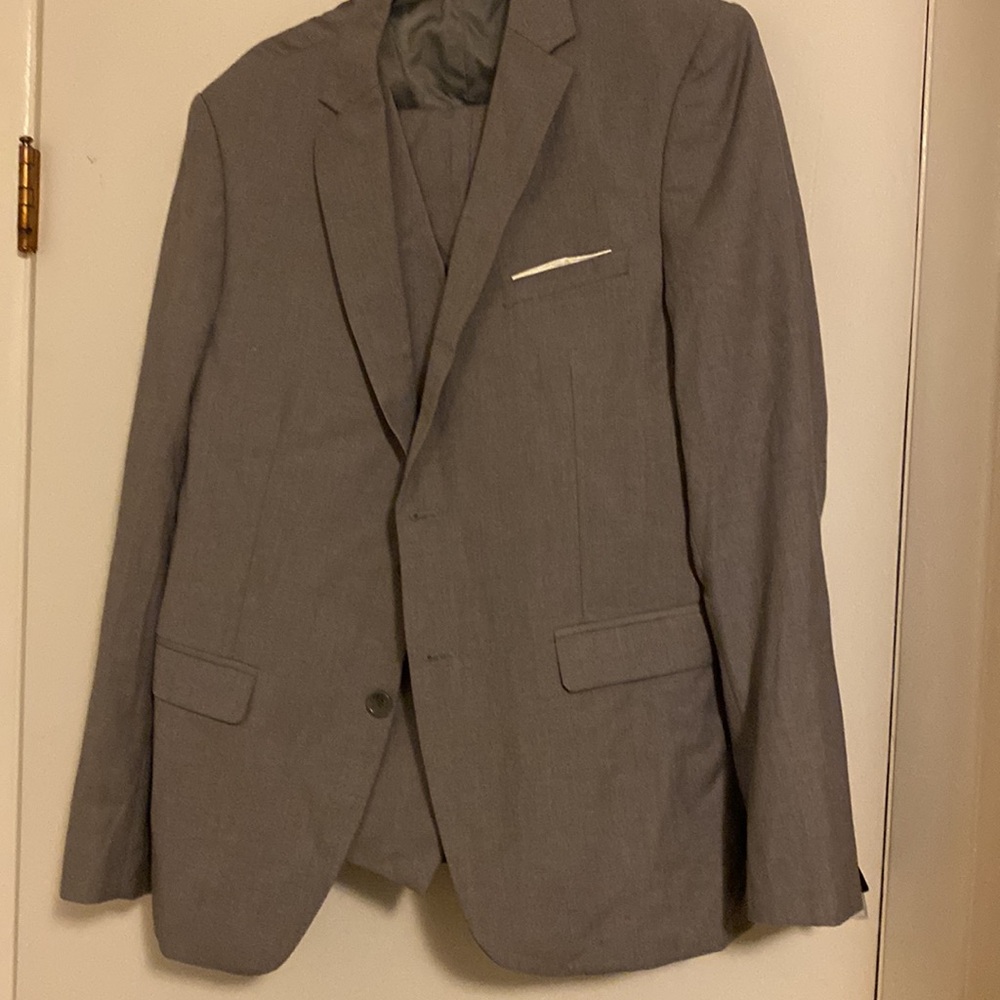 Brand new gray , 3 piece suit size M